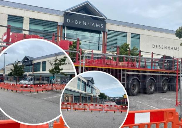 North Wales Pioneer: Fencing and work at the former Debenhams unit, September 2021. Pictures: Suzanne Kendrick