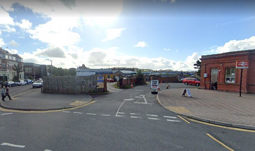 The entrance to Oxford Road on the left with Llandudno train station on the right. Image: Google StreetView