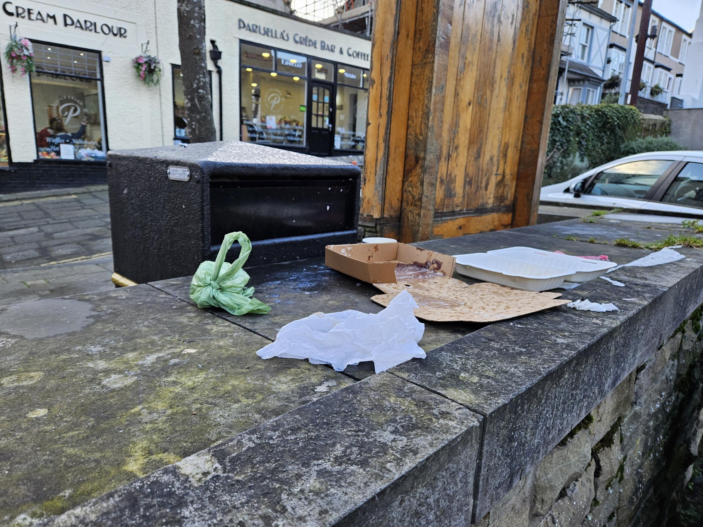 Unemptied and overfilled bins meant Conwy’s High Street pavements were strewn with chip shop cartons, ice cream containers, and pizza boxes during the busy Easter holidays..